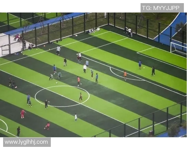 足球小萌宝成长记：球场上的未来之星与日常点滴记录