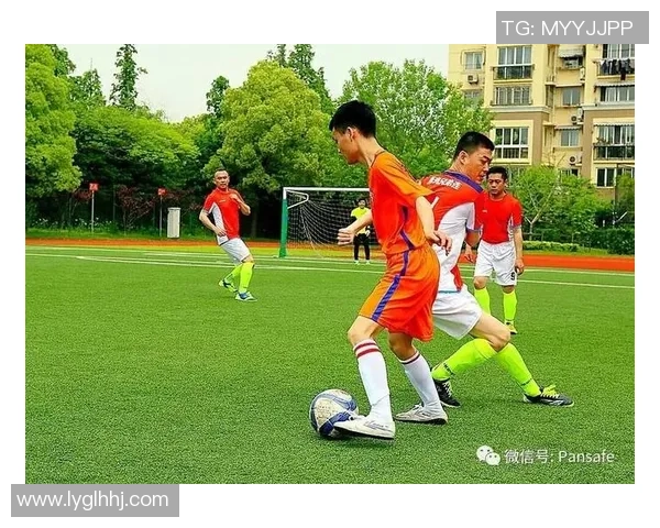 足球明星与热情拉拉队同框合照展现青春活力与运动魅力 足球明星与热情拉拉队同框合照展现青春活力与运动魅力