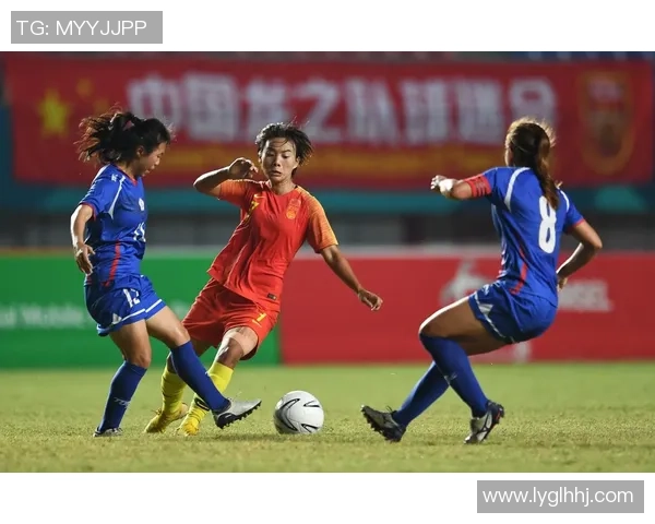 红色足球衣下的女足明星她在绿茵场上的卓越表现与辉煌成就 红色足球衣下的女足明星她在绿茵场上的卓越表现与辉煌成就